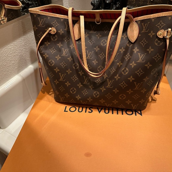 Louis Vuitton Neverfull MM in Brown Monogram - Picture 4 of 7
